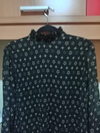 Blusa estampada cuello alto manga larga