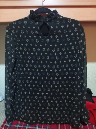 Blusa estampada cuello alto manga larga