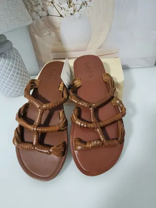 Sandalias de piel marrón