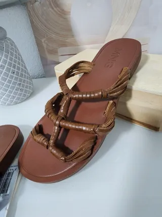 Sandalias de piel marrón