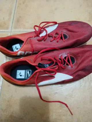 Zapatillas Clavos Brooks Blancas/Amarillas