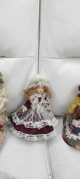 Set 7 bambole porcellana piccole