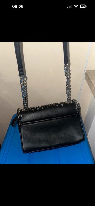 Borsa nera con borchie e tracolla