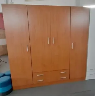 Armario de madera marrón