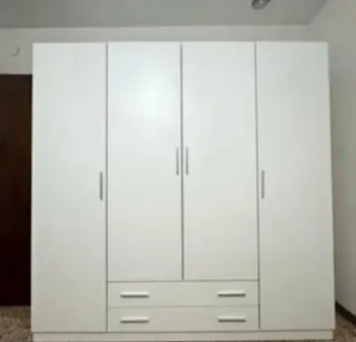 Armario blanco de madera