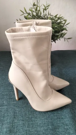 Botines elegantes beige tacón alto