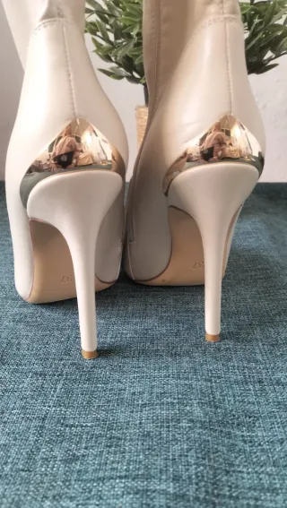 Botines elegantes beige tacón alto