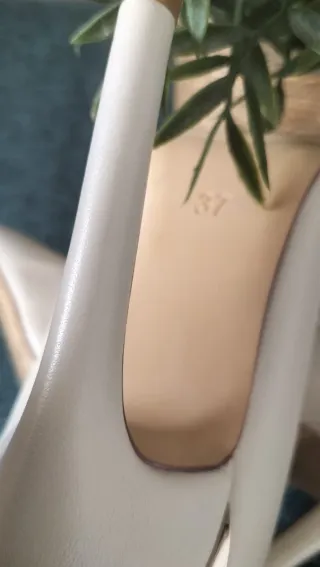 Botines elegantes beige tacón alto