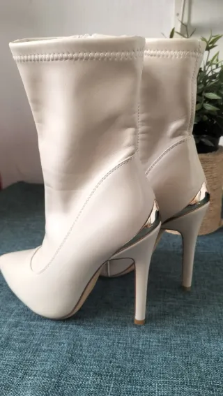 Botines elegantes beige tacón alto
