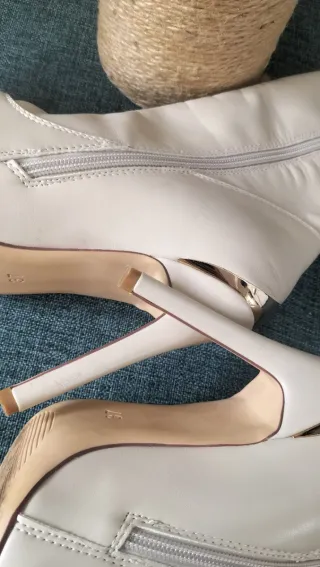 Botines elegantes beige tacón alto