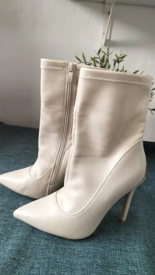 Botines elegantes beige tacón alto