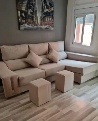 Sofá modular gris con almacenaje