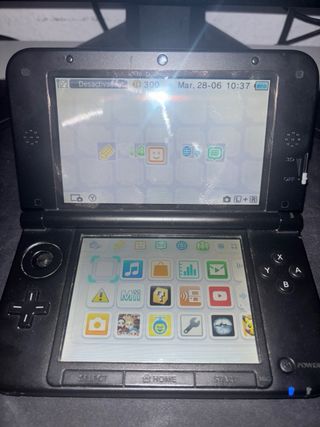 Nintendo 3DS XL Roja y Negra + cargador original