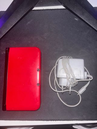 Nintendo 3DS XL Roja y Negra + cargador original
