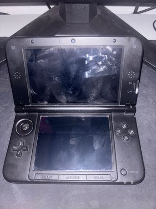 Nintendo 3DS XL Roja y Negra + cargador original