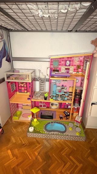 Casa de muñecas con piscina y muebles
