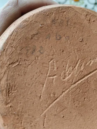 Botijo de barro firmado