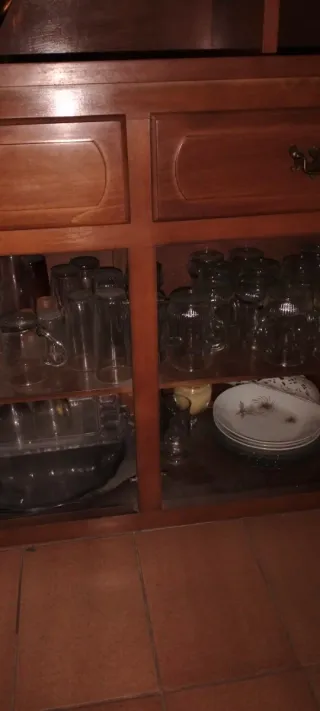 Alacena de madera y cristal