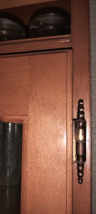 Alacena de madera y cristal