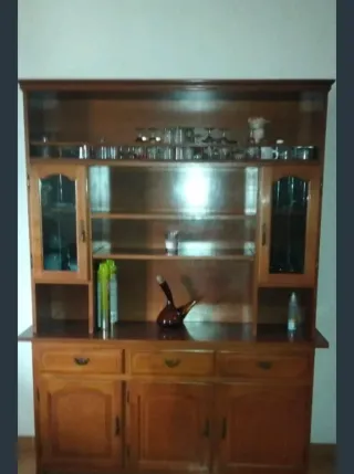 Alacena de madera y cristal