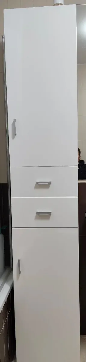 Mueble de baño blanco y plateado