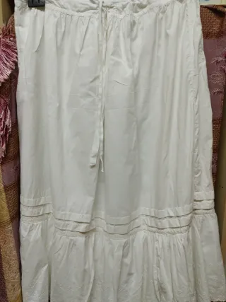 Enagua antigua de algodón con encaje