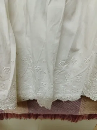 Enagua antigua de algodón con encaje