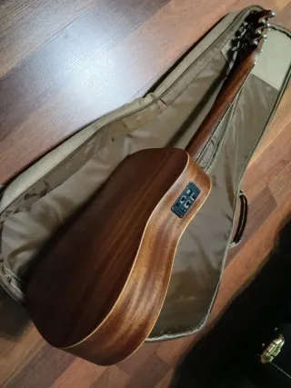 Guitarra Taylor Baby BT1-e con funda