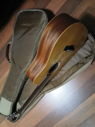 Guitarra Taylor Baby BT1-e con funda