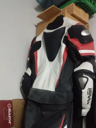 Traje de moto cuero deportivo rojo y blanco