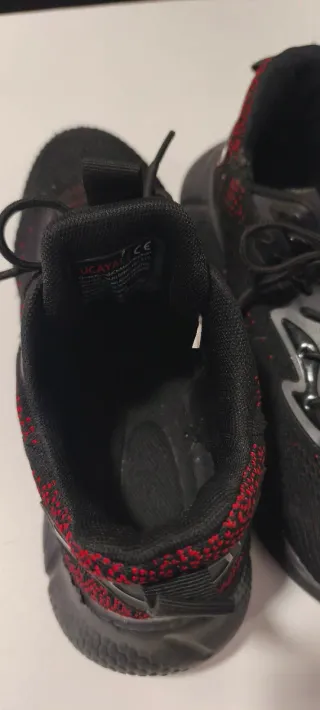 Zapatillas deportivas negras y rojas