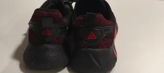 Zapatillas deportivas negras y rojas