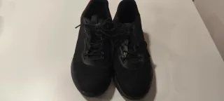Zapatillas deportivas negras y rojas