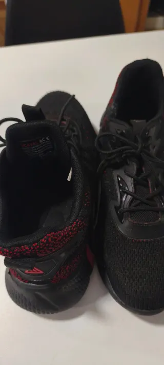 Zapatillas deportivas negras y rojas