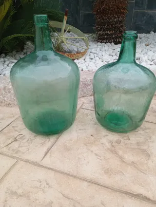 Antiche damajuanas in vetro