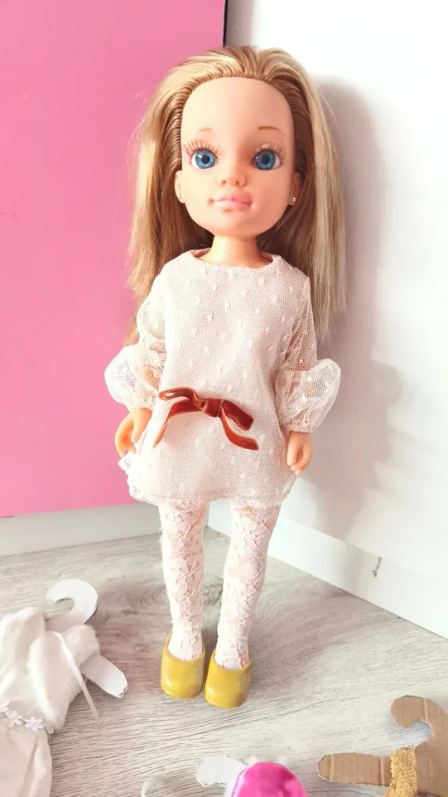 Nancy con vestidos y accesorios