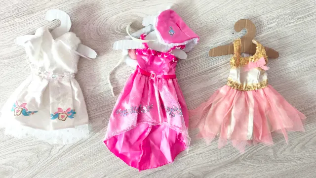 Nancy con vestidos y accesorios