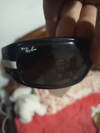 Gafas de sol Ray-Ban negras con estuche
