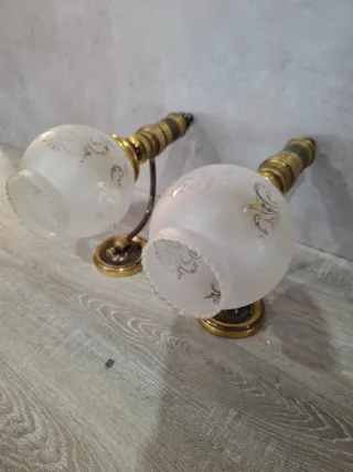 Lámpara de metal y cristal dorada