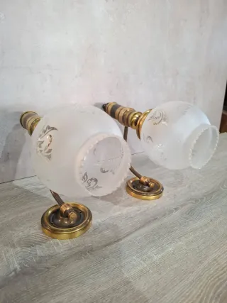 Lámpara de metal y cristal dorada