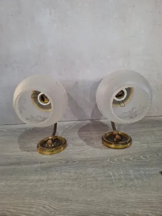 Lámpara de metal y cristal dorada