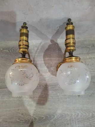 Lámpara de metal y cristal dorada