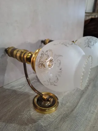 Lámpara de metal y cristal dorada