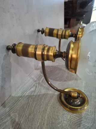 Lámpara de metal y cristal dorada