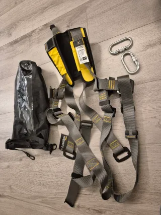 Casco y arnés trabajos altura