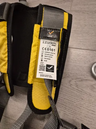 Casco y arnés trabajos altura