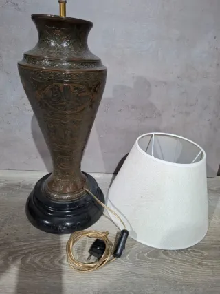 Lámpara de mesa decorativa metal y piedra