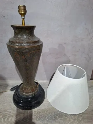 Lámpara de mesa decorativa metal y piedra