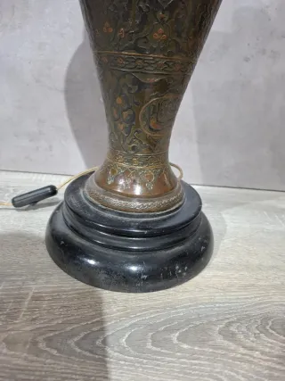 Lámpara de mesa decorativa metal y piedra