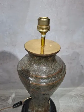 Lámpara de mesa decorativa metal y piedra